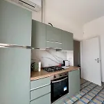 Bright Modern For 6 Guests With 3 Bedrooms New Furniture Air Conditioning Balcony Overlooking La Spezia Quiet Residential Area Apartament Carozzo