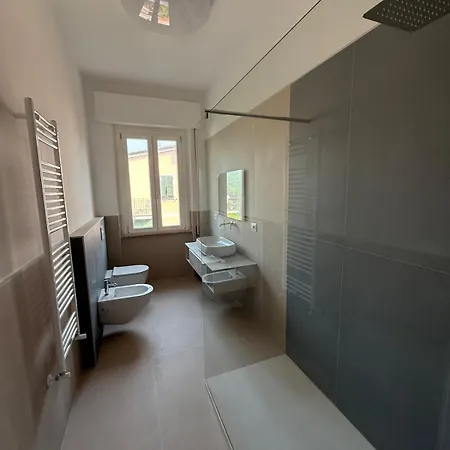 Bright Modern For 6 Guests With 3 Bedrooms New Furniture Air Conditioning Balcony Overlooking La Spezia Quiet Residential Area