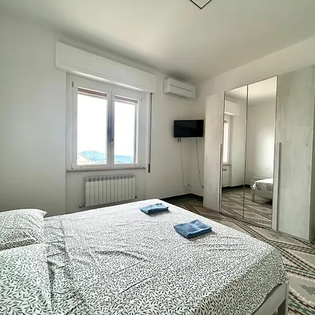 Bright Modern For 6 Guests With 3 Bedrooms New Furniture Air Conditioning Balcony Overlooking La Spezia Quiet Residential Area Carozzo