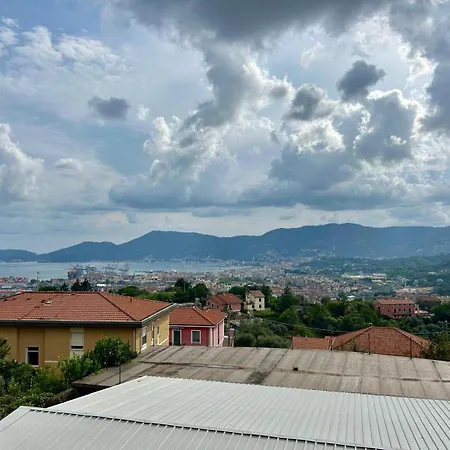 Bright Modern For 6 Guests With 3 Bedrooms New Furniture Air Conditioning Balcony Overlooking La Spezia Quiet Residential Area Carozzo
