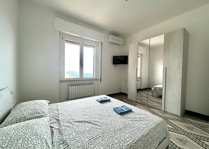 Bright Modern For 6 Guests With 3 Bedrooms New Furniture Air Conditioning Balcony Overlooking La Spezia Quiet Residential Area Carozzo