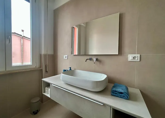 Bright Modern For 6 Guests With 3 Bedrooms New Furniture Air Conditioning Balcony Overlooking La Spezia Quiet Residential Area