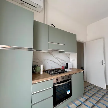 Bright Modern For 6 Guests With 3 Bedrooms New Furniture Air Conditioning Balcony Overlooking La Spezia Quiet Residential Area Appartement Carozzo