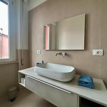 Bright Modern For 6 Guests With 3 Bedrooms New Furniture Air Conditioning Balcony Overlooking La Spezia Quiet Residential Area