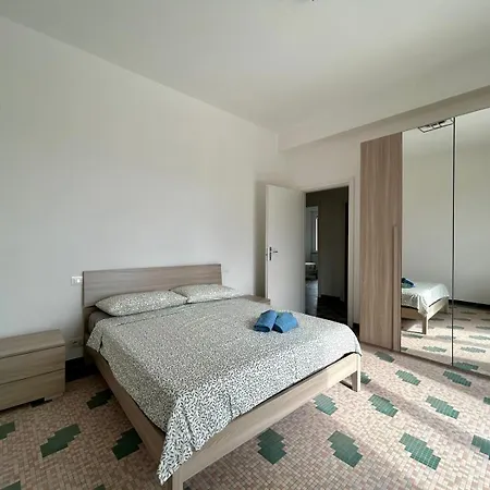 Bright Modern For 6 Guests With 3 Bedrooms New Furniture Air Conditioning Balcony Overlooking La Spezia Quiet Residential Area